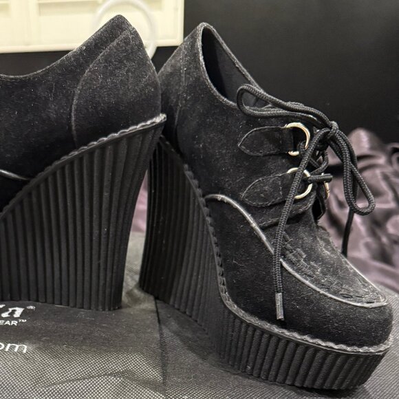 DEMONIA BLACK WITH GRAY PRINT SUEDE PLATFORM SHOES/BOOTIES - Picture 4 of 13